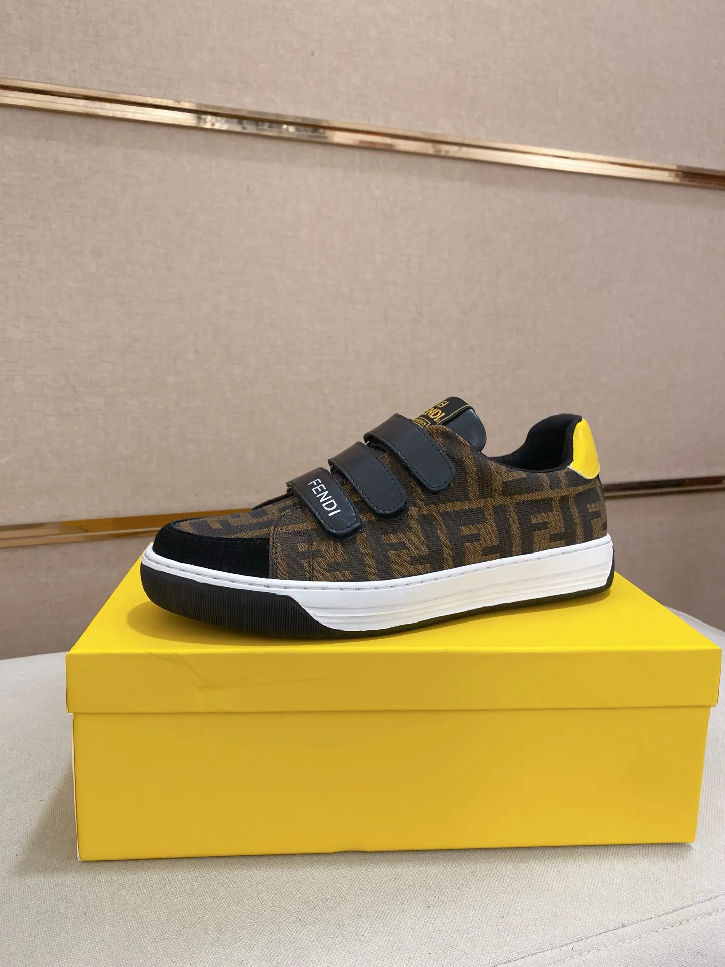 Men's shoes 💰 400💰 (FENDI) New high-top 👊🏻 upper 🇮🇹 imported cowhide fabric 🇩🇪 lining imported sheepskin lining. The original outsole is molded to highlight the identity of every man, and the upper foot is stable and stable🚶🏻🚶🏻The high-end custom counters reproduce the original version📯No matter the wind or rain, the shoe last remains unchanged and can withstand the verification of time🔍️,🔵 Size: 38-44 (45 is custom-made and cannot be returned or exchanged